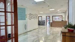 Interior local diáfano con ventanas al exterior Mijas Pueblo