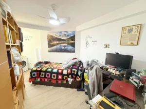 Dormitorio luminoso con armarios empotrados