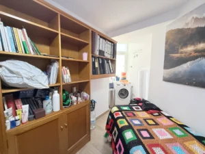 Dormitorio con armarios empotrados