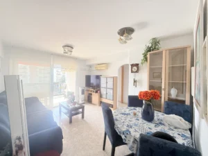 Salón comedor con aire acondicionado en Los Boliches