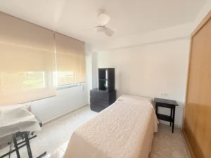 Dormitorio luminoso con armarios empotrados