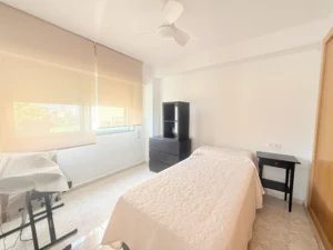 Dormitorio luminoso con armarios empotrados