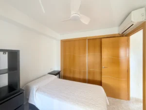 Dormitorio luminoso con armarios empotrados