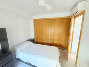 Dormitorio luminoso con armarios empotrados