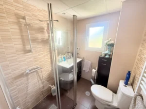 Baño completo reformado con acabados de calidad