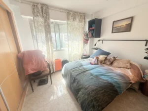 Dormitorio luminoso con armarios empotrados