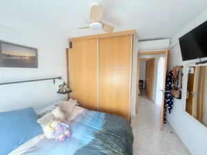 Dormitorio principal luminoso con armarios empotrados