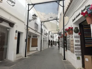 Fachada de apartamento en calle céntrica de Mijas Pueblo