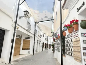 Fachada de apartamento en calle céntrica de Mijas Pueblo