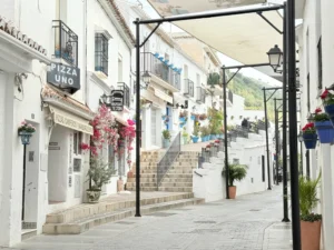 Fachada de apartamento en calle céntrica de Mijas Pueblo