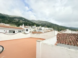 Vistas despejadas al pueblo y montaña desde apartamento en Mijas centro.