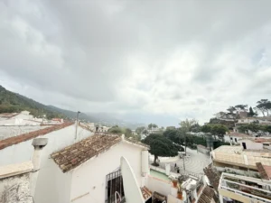Vistas despejadas al pueblo y montaña desde apartamento en Mijas centro