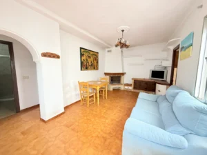 Salón con chimenea para reformar en Mijas Pueblo