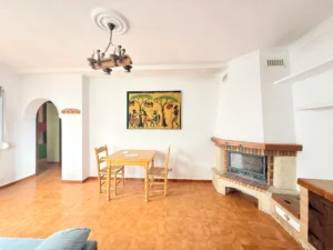 Salón con chimenea para reformar en Mijas Pueblo
