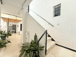 Entrada de edificio céntrico cerca de servicios y comercios en Mijas