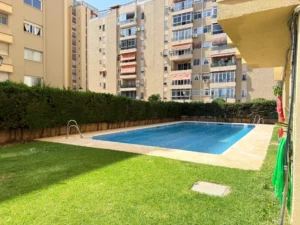 Piso de 3 dormitorios en Fuengirola con piscina y garaje