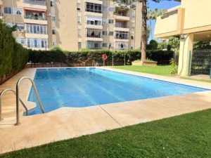 Piso de 3 dormitorios en Fuengirola con piscina y garaje