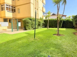 Piso de 3 dormitorios en Fuengirola con piscina y garaje