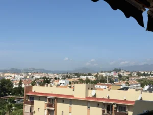 Vistas al mar y montaña desde planta 9 en Los Boliches