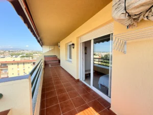 Piso de 3 dormitorios en Fuengirola con piscina y garaje