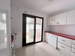 Cocina independiente totalmente amueblada y equipada con electrodomésticos en Fuengirola