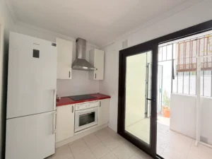 Cocina independiente totalmente amueblada y equipada con electrodomésticos en Fuengirola