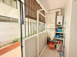 Zona de lavadero independiente anexa a la cocina de la vivienda en venta