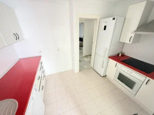 Cocina independiente totalmente amueblada y equipada con electrodomésticos en Fuengirola