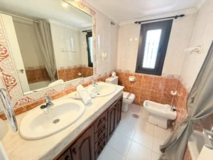 Cuarto de baño principal completo con sanitarios y plato de ducha en piso céntrico