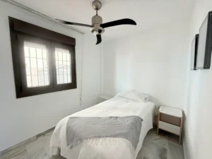 Dormitorio principal amplio y exterior con armarios empotrados en el centro de Fuengirola