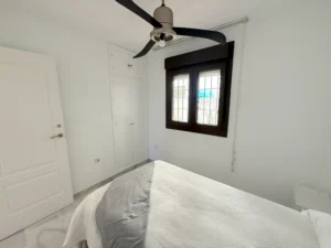 Dormitorio principal amplio y exterior con armarios empotrados en el centro de Fuengirola