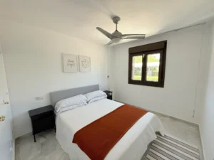Dormitorio principal amplio y exterior con armarios empotrados en el centro de Fuengirola