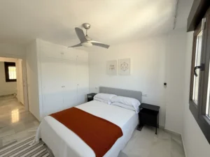 Dormitorio principal amplio y exterior con armarios empotrados en el centro de Fuengirola