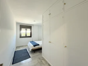 Dormitorio principal amplio y exterior con armarios empotrados en el centro de Fuengirola