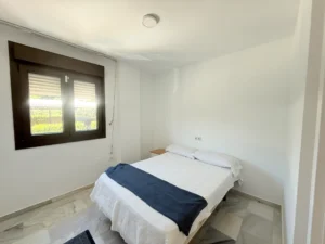 Dormitorio principal amplio y exterior con armarios empotrados en el centro de Fuengirola