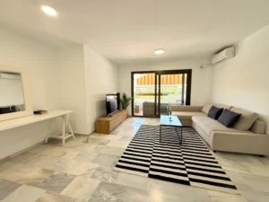 Salón comedor amplio con gran entrada de luz natural en piso céntrico de Fuengirola