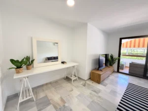 Salón comedor amplio con gran entrada de luz natural en piso céntrico de Fuengirola