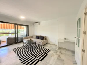 Salón comedor amplio con gran entrada de luz natural en piso céntrico de Fuengirola
