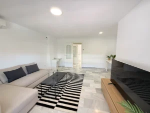 Salón comedor amplio con gran entrada de luz natural en piso céntrico de Fuengirola