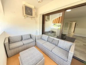 Puerta acristalada de acceso al espacio exterior desde el salón del piso en venta