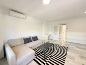 Salón comedor amplio con gran entrada de luz natural en piso céntrico de Fuengirola