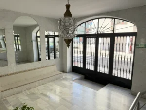 Fachada principal del edificio de pisos en venta junto al Recinto Ferial de Fuengirola
