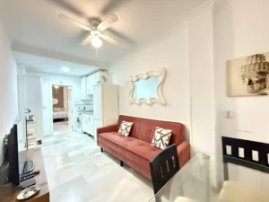 Salón moderno con cocina integrada y equipada en apartamento reformado en Fuengirola