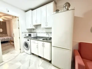 Salón moderno con cocina integrada y equipada en apartamento reformado en Fuengirola