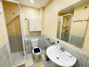 Baño moderno reformado en suite con plato de ducha en piso en Fuengirola Centro