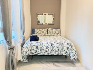 Dormitorio luminoso con baño en suite y armario empotrado en piso de Fuengirola Centro