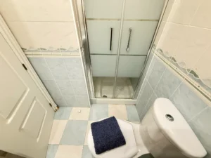 Baño moderno reformado en suite con plato de ducha en piso en Fuengirola Centro