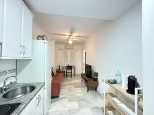 Salón moderno con cocina integrada y equipada en apartamento reformado en Fuengirola