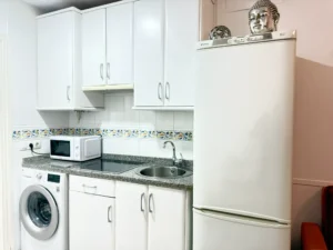 Salón moderno con cocina integrada y equipada en apartamento reformado en Fuengirola
