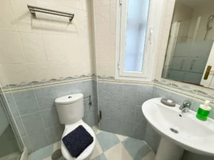 Baño moderno reformado en suite con plato de ducha en piso en Fuengirola Centro